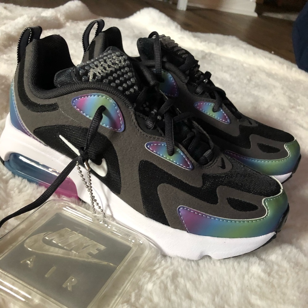 Girls Nike Air Max 200 Size 4.5. Never worn and has tags.